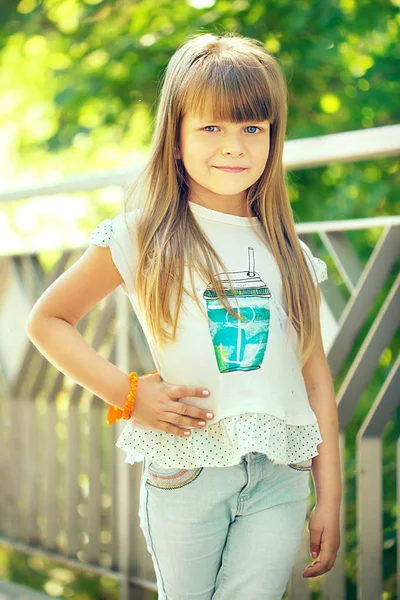 Una Hermosa Niña Traviesa Sonriente Pelo Claro Camina Soleado Parque —  Fotos de Stock