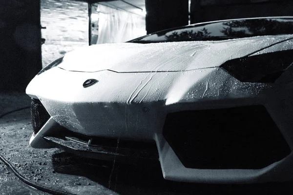 Gomel / Beyaz Rusya - 24 Haziran 2018: yağmur damlaları araba lamborghini aventador temiz güzel hızlı beyaz duruyor dışında garajda akşamları