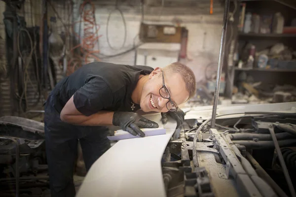 Gözlüklü Şirin Araba garajda sert zımpara yardımıyla kanat çeker