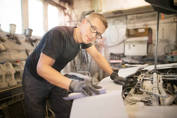 Gözlüklü Şirin Araba garajda sert zımpara yardımıyla kanat çeker