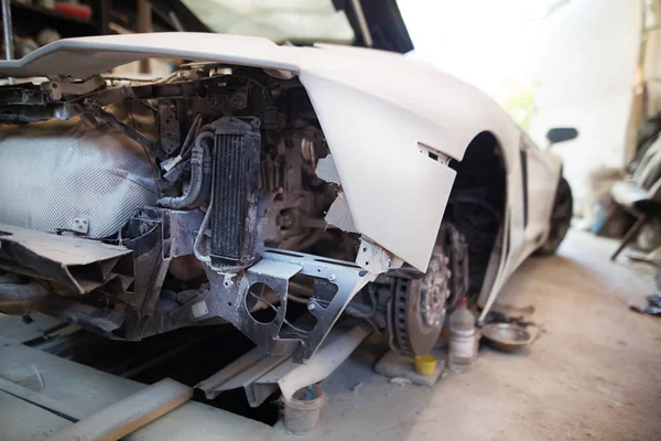 beyaz kırık çeşitli tozlu Araba garajda duruyor
