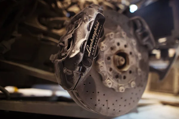 Gomel / Beyaz Rusya - 1 Haziran 2018: pahalı spor araba Lamborghini Aventador şık diskler ile büyük bir tekerlek