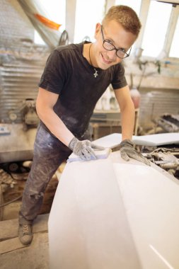 Gözlüklü Şirin Araba garajda sert zımpara yardımıyla kanat çeker