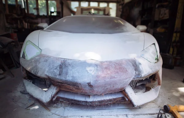 Weißes Kaputtes Staubiges Auto Steht Der Garage — Stockfoto