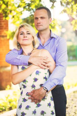 Yaz aylarında güneş peeling peeling binasında güzel çift şirin hugs