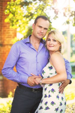 Yaz aylarında güneş peeling peeling binasında güzel çift şirin hugs