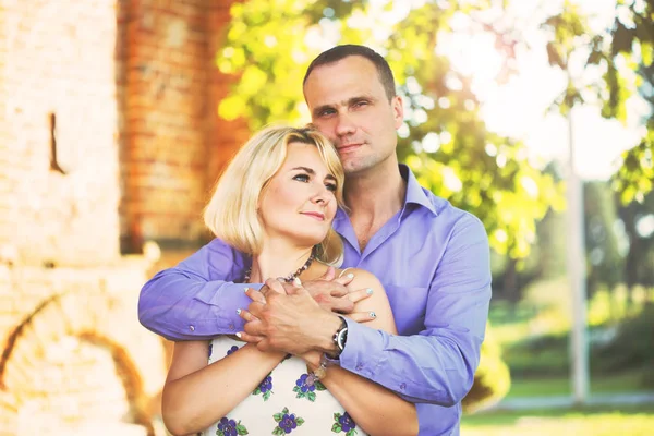 Yaz aylarında güneş peeling peeling binasında güzel çift şirin hugs