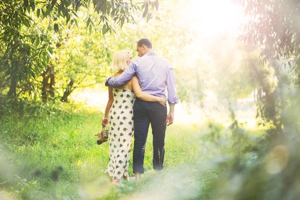 güzel çift şirin sarılma ve öpüşme güzel yaz güneşli havalarda parkta yürüyüş