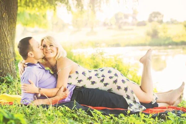 Ett Vackert Par Tillbringar Tid Romantiskt Flodstranden Vid Solnedgången Varma — Stockfoto