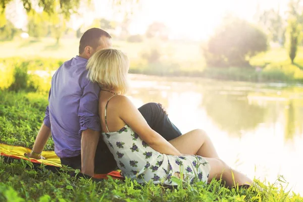 Belo Casal Passa Tempo Romanticamente Margem Rio Pôr Sol Clima — Fotografia de Stock