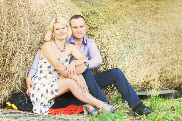 gün batımında samanlıkta aile mutlu bir yetişkin çift