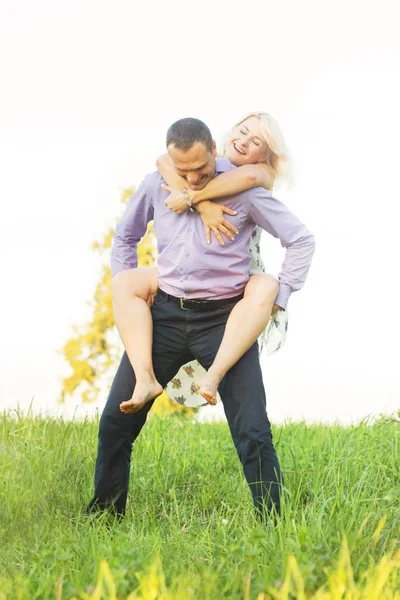 Cheerful Loving Woman Man Spoiling Nature Sunset — Stock Photo, Image