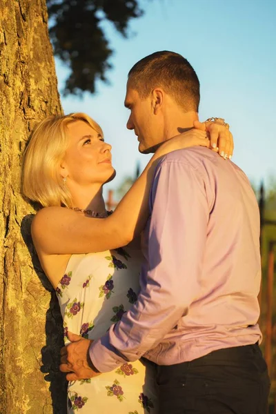 Γυναίκα Και Άνδρας Φιλιά Στο Ηλιοβασίλεμα Στη Φύση — Φωτογραφία Αρχείου