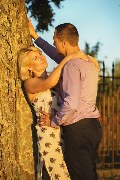 Donna Uomo Che Baciano Tramonto Nella Natura — Foto Stock