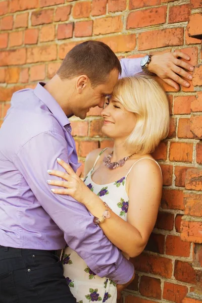 Любящая Блондинка Мужчина Красной Стены Кербер Романтически Обнимают Поцелуи — стоковое фото