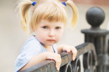 Güzel bir güneşli yaz Park'ta yürüyordunuz küçük sarışın iki yaşındaki kız gülümseyerek