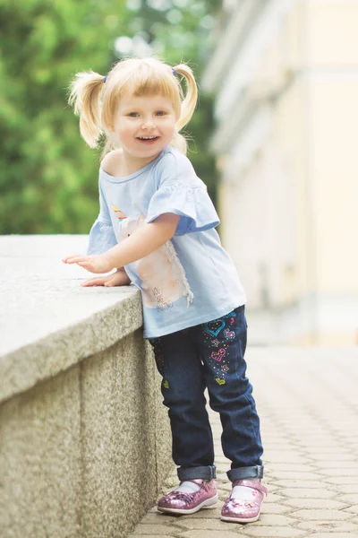 Veselá Malá Blondýnka Dvěma Ocásky Pěší Uličkou Městském Parku Letní — Stock fotografie