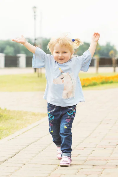 Glad Liten Blondin Med Två Svansar Promenader Längs Gränden Stadsparken — Stockfoto