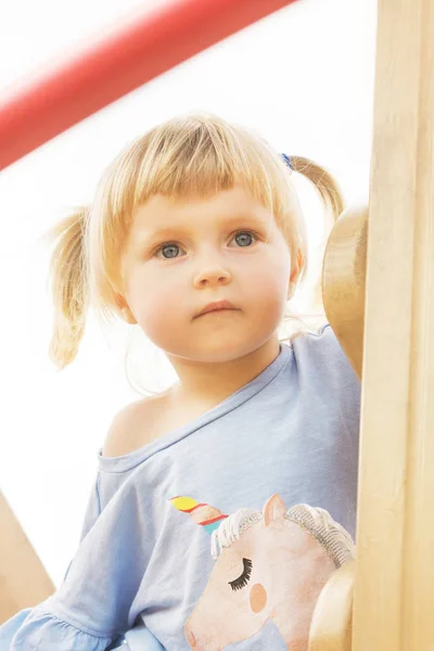 日当たりの良い夏の公園を歩いて少し金髪の 歳の女の子の笑顔が美しい — ストック写真