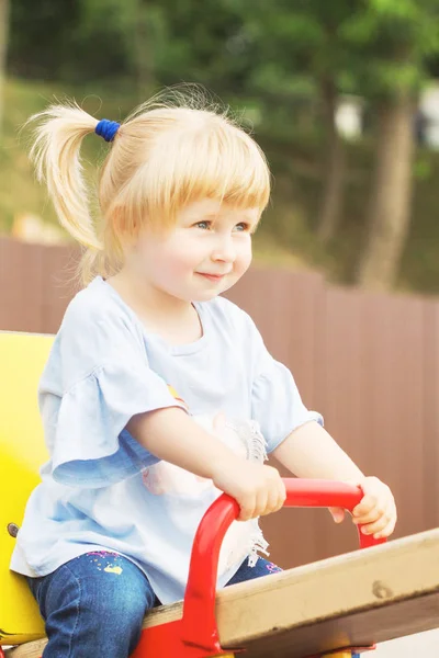 Glada Lilla Blonda Flickan Med Två Svansar Spelar Lekplatsen Soligt — Stockfoto