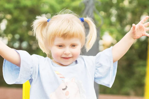 Glada Lilla Blonda Flickan Med Två Svansar Spelar Lekplatsen Soligt — Stockfoto
