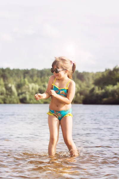 Una Pequeña Chica Rubia Con Una Cola Traje Baño Gafas — Foto de Stock