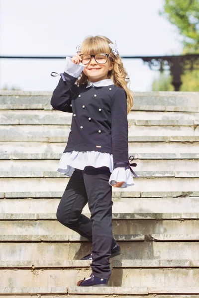 少し陽気な青い目女の子 Bantikami 日制服にメガネで息切れ髪とファーストクラスは学校への階段 — ストック写真