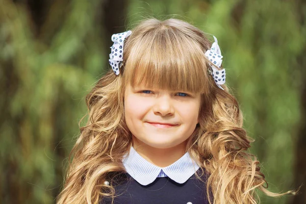 Retrato Una Pequeña Niña Alegre Ojos Azules Primera Clase Con —  Fotos de Stock