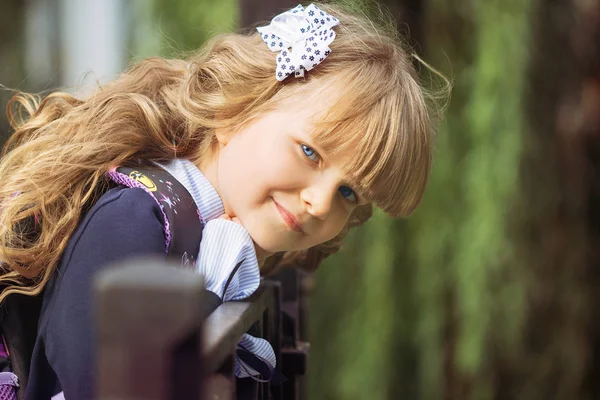 Retrato Una Pequeña Niña Alegre Ojos Azules Primera Clase Con —  Fotos de Stock