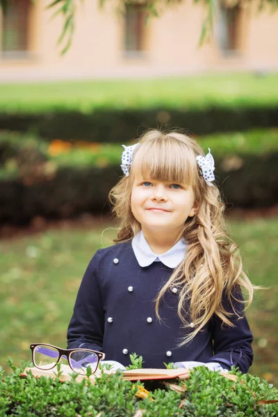 Una Pequeña Alegre Chica Ojos Azules Una Mujer Primera Clase — Foto de Stock