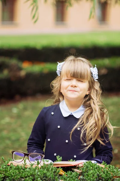 Una Pequeña Alegre Chica Ojos Azules Una Mujer Primera Clase — Foto de Stock