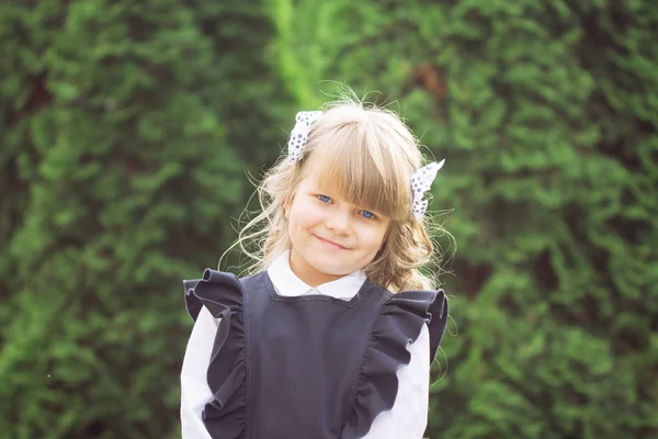 Retrato Una Pequeña Niña Alegre Ojos Azules Primera Clase Con —  Fotos de Stock