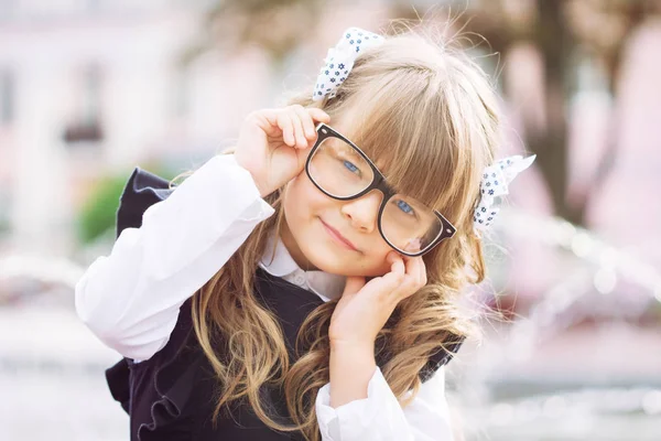 Retrato Una Pequeña Niña Alegre Ojos Azules Primera Clase Con —  Fotos de Stock