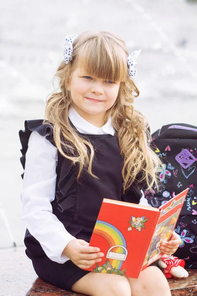 Une Petite Fille Joyeuse Aux Yeux Bleus Une Femme Première — Photo