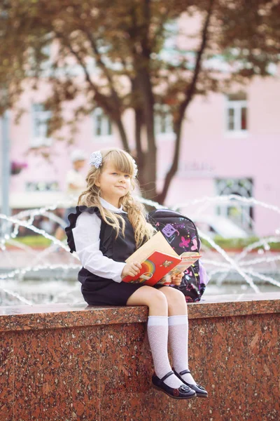 Malé Veselé Modrooký Dívka Prvotřídní Žena Rozvláčné Vlasy Luky Brýle — Stock fotografie