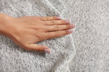 Eller jestlerle. Fransız manikür ile eller