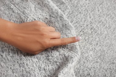 Eller jestlerle. Fransız manikür ile eller