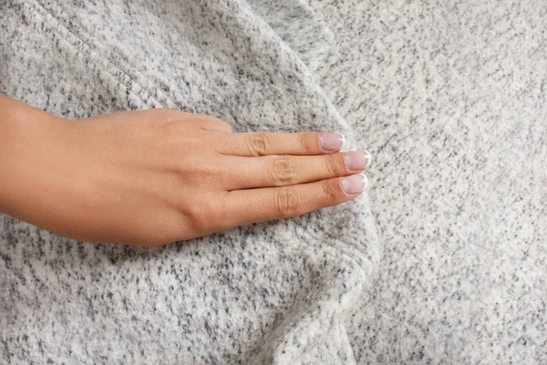 Eller jestlerle. Fransız manikür ile eller