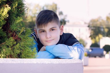 Gülümseyen güneşli sıcak havalarda şehrin park sokaklarında dolaşan adam kahverengi gözlü, esmer, yakışıklı genç portresi