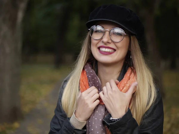 Bir dondurulmuş güzel şık genç sarışın gözlüklü ve makyaj ile bir kap içinde portresi