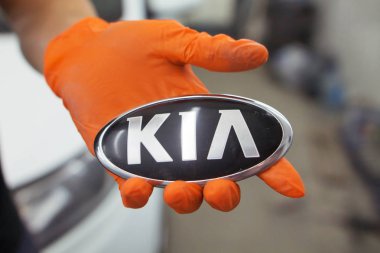 Gomel / Beyaz Rusya - 8 Ekim 2018: adamın ellerini tutmak rozet işaret araba garajında turuncu eldiven