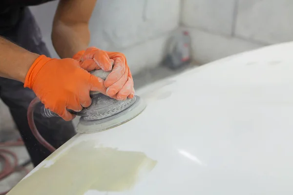 turuncu eldiven erkek elinde bir araba garajda Pnömatik bir Parlatıcı ile başlık Lehçe