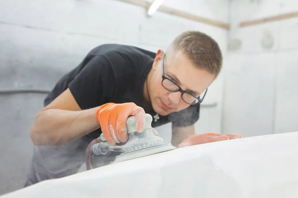 Gözlüklü Şirin neşeli bir araba Pnömatik Parlatma makine kaputuna parlatır