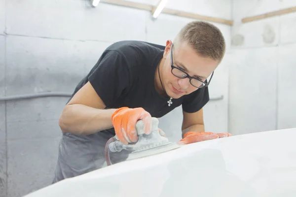 Gözlüklü Şirin neşeli bir araba Pnömatik Parlatma makine kaputuna parlatır