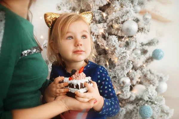 Bonne Petite Fille Veille Noël Obtient Des Cadeaux Heureux Fête — Photo