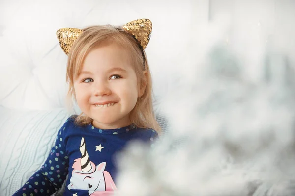 Feliz Niña Nochebuena Recibe Regalos Feliz Por Las Vacaciones —  Fotos de Stock