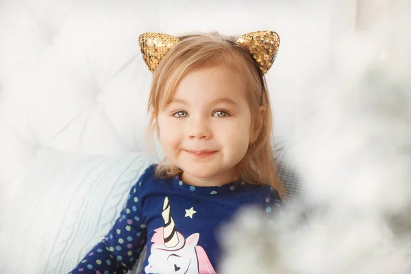 Hediyeler, tatil hakkında mutlu mutlu küçük kız Noel arifesinde alır