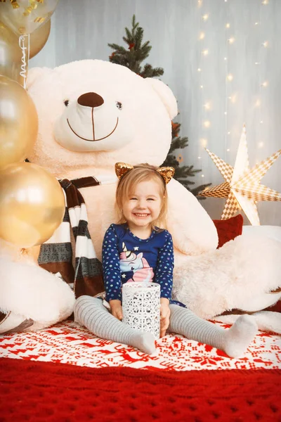 Hediyeler, tatil hakkında mutlu mutlu küçük kız Noel arifesinde alır