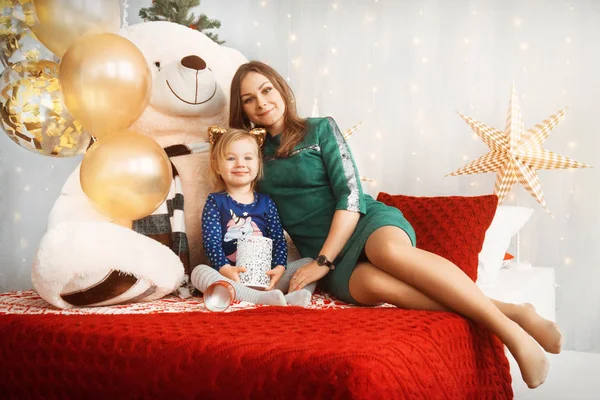 Noel arifesinde genç annesiyle mutlu küçük kız