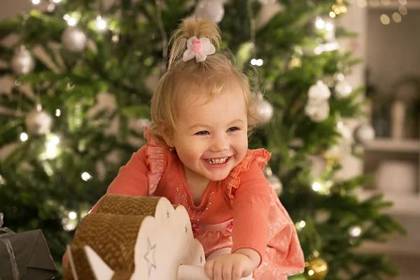 Petite Fille Dans Une Robe Amuser Monter Cheval Jouet Noël — Photo